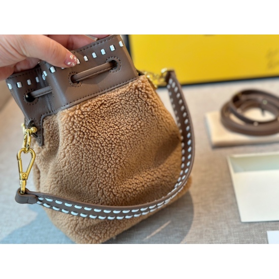 2023.10.26 245 box size: 15 * 21cm Fendi furry and cute! The warm camel color of the lamb hair bucket bag is cute and warm, and the feel is not average good!
