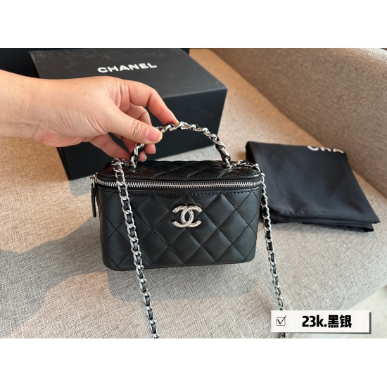 225 box size: 18 * 11cm Xiaoxiangjia 23k black silver small box (box) can be carried by hand! The bag has a locking mirror, which is very practical! The luxurious feeling of black silver! This season, Grandma Xiang, the Black Silver series can really make