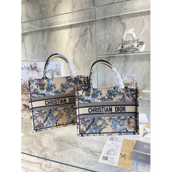 On October 7, 2023, the p320 Medium Dior Book Tote is an original work signed by Christian Dior Art Director Maria Grazia Chiuri and has now become a classic of the brand. This small style is designed specifically to accommodate all your daily necessities
