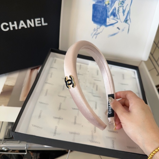 220240401 P 55 comes with packaging box Chanel's latest small fragrant hair hoop, simple and practical, fashionable and trendy! A must-have for little fairies