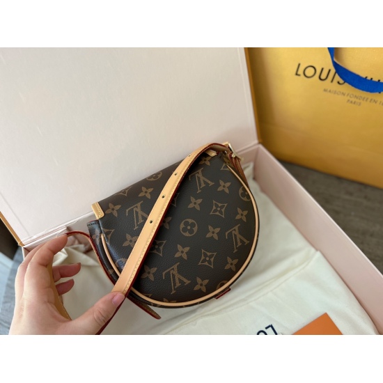 2023.10.1 235 Box [Reprint Version] size: 18 * 15cmL Classic Home Saddle Bag 〰️ Yellow leather and cowhide are round and pleasing, suitable for daily wear! Super good-looking! Search Lv Saddle Bag