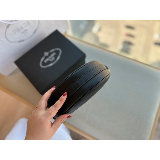 2023.11.06 180 box size: 23 * 12cm Prad hobo underarm bag, looking at the actual product, it is truly perfect! packing ✔️ The design is super convenient and comfortable!