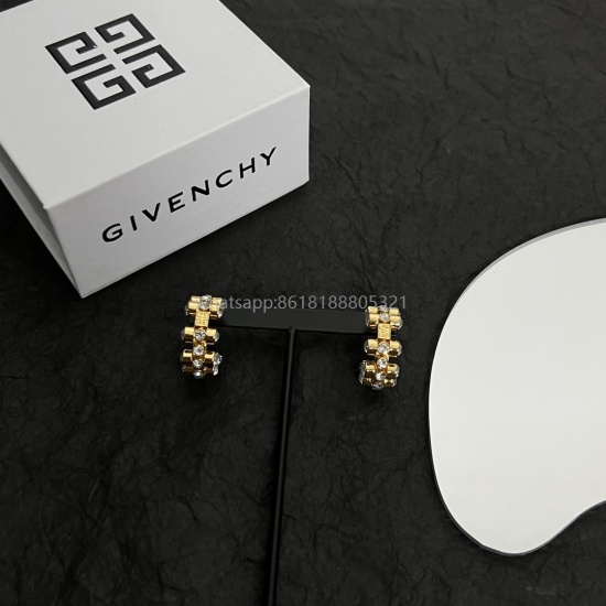 2023.07.23 New Givenchy Hot Earrings All the stars of the same model are so popular that it's hard to imagine how popular it is to buy the original version of all kinds of versatile pieces