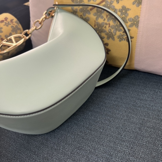 20240316 Original Order 910 Special Grade 1030 Small Model: 2080B (Plain) GARAVANI VLOGO MOON Small Chain Leather HOBO Handbag. Thanks to a chain and detachable leather shoulder straps, this handbag can be worn on the shoulder or carried by hand- Gold ton
