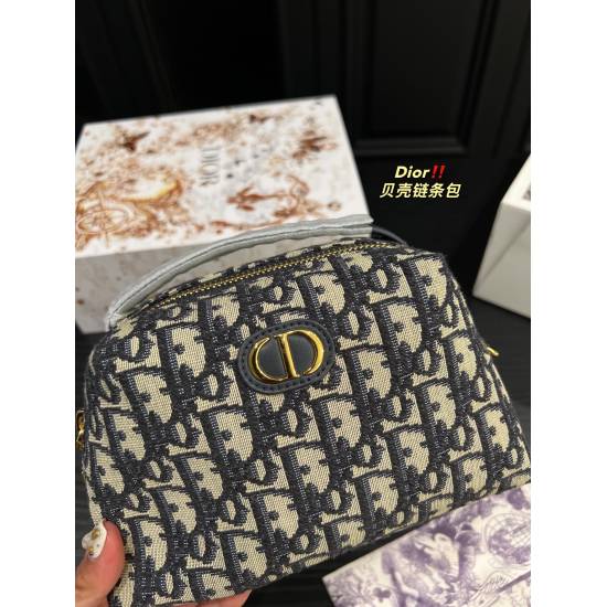 2023.10.07 P220 complete packaging ⚠️ The size 20.14 Dior DIOR D-Arch Montaigne Shell Bag is a cute and unique bag shape, paired with classic OBLIAUE vintage fabric, which is irresistible. It has a spacious zipper compartment in the middle, which can stor