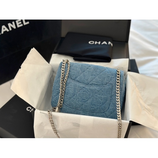 2023.09.03 520 ‼ Gift ‼ 190 box size: 19 * 15cm Xiaoxiangjia 23pv Spring/Summer denim square fat man love adjustment buckle denim material fragrance~Camellia flower pattern is good, especially the actual product is very beautiful. The blue feeling is very