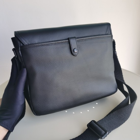 On March 9, 2024, the original Burberry Postman Bag was made of thick Italian imported leather material. As long as the style is okay, I believe no man is not attracted to the actual product! Even if it's just a casual bag, you can't lower your aesthetic 