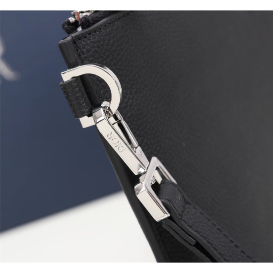 20231126 450 This A5 handbag is an elegant and minimalist accessory. Crafted with Dior grey grain leather and embroidered with the Christian Dior 1947 logo, paying tribute to Dior's legacy. There is a patch pocket inside the zipper compartment that can ac