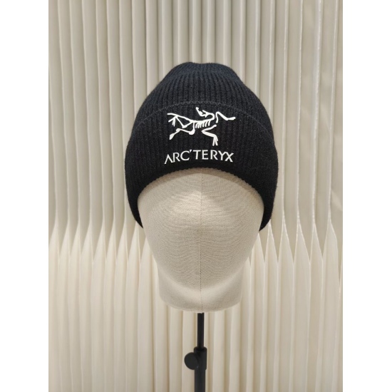 2023.10.2 Run 45 Archaeopteryx Knitted Wool Hat, High Quality Customized Wool, Simple and Handsome New Logo, Unisex Cool Fashion Street Style! Material: 100% cotton wool Head circumference: 55-58 cm can be used