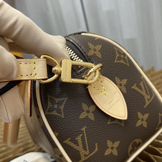 20231125 internal price P490 top level original [exclusive background] Item numbers: M45948 Rose Red, M45957 Apricot~Lv2021 Autumn/Winter new product. The Speedy 2O handbag made of iconic Damier Ebne canvas showcases the classic charm of Louis Vuitton. Th
