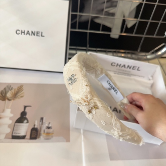 20240413 P 55 comes with a packaging box, Chanel. The new small fragrant hair hoop is made of heavy-duty small pearl butterfly and paired with beautiful lace. It's really beautiful! Goddesses must enter