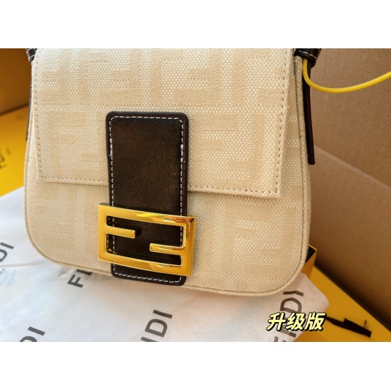 2023.10.26 200 box (upgraded version) size: 19 * 15cmfendi method stick, take photos immediately after opening the box... The quality is super! Medieval vintage large F paired with waxed cowhide and two shoulder straps