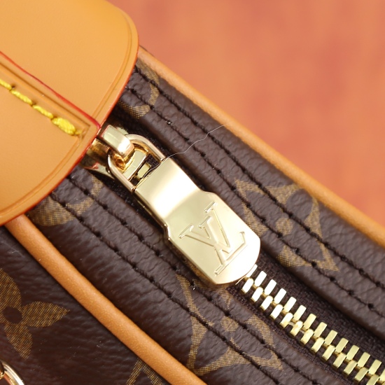 On July 10, 2023, an upgraded version of the original order, Nicolas Ghesquire traced the Croissant handbag from the Louis Vuitton archives and launched the Loop Half Moon Staff Bag in the early spring 2022 collection. The compact configuration fits the b