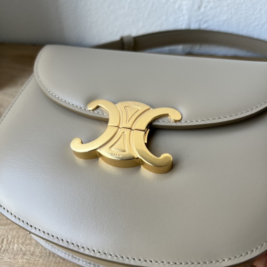 20240315 P1000 New Product Launch~CE launches a new Arc de Triomphe Saddle Bag this season, which features the classic saddle semi-circular contour ➕ The golden buckle of the Arc de Triomphe upholds the classic aesthetic style of CE, integrating exquisite