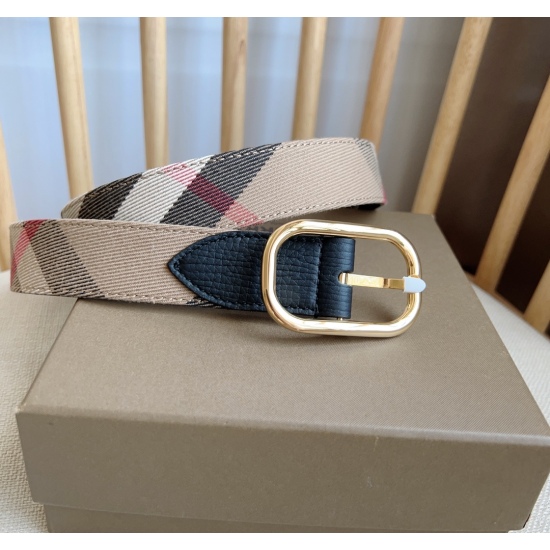 The new Burberry Burberry counter is synchronized with the new Italian refined waistband. One side is made of House checkered cotton twill fabric, and the other side is made of solid smooth leather. The width is 3.0cm, which is the best match for a refine
