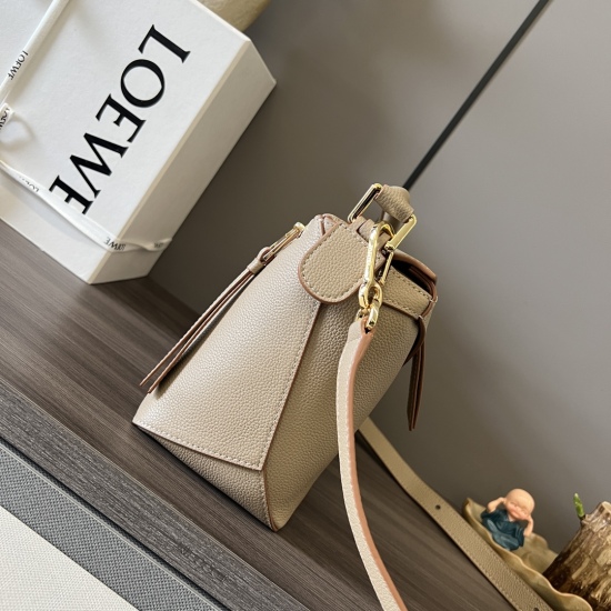 20240325 P920 L ⊚℮℮℮ New Version Small Soft Grain Cow Leather Puzzle Edge Handbag, Home's First Debut Handbag * The rectangular shape and precise cutting technology create Puzzle's unique geometric lines * This small version is made of soft grain cow leat