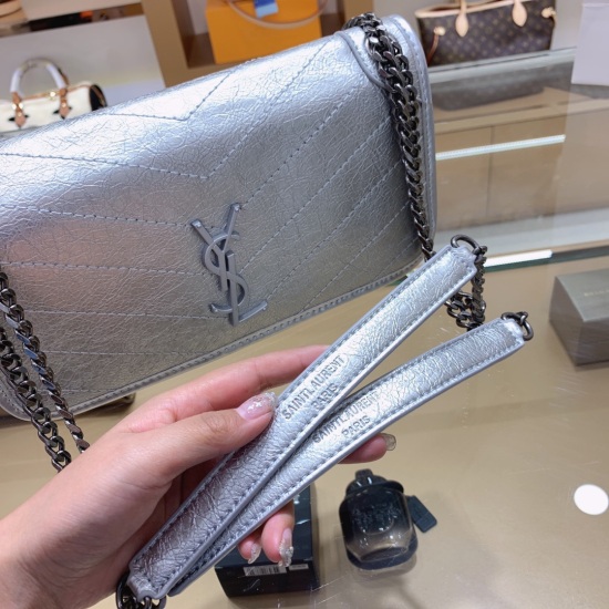 2023.10.18 p195 Cowhide Saint Laurent Chain Bag niki Pleated Bag Saint Laurent/Saint Laurent ♥ Inside, there are double compartments with large and practical capacity. Imported calf leather with special craftsmanship has a pleated silver logo size of 27.5