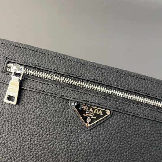 On November 6, 2023, the P170 Prada Men's Plant Blended Cowhide Handbag features exquisite inlay craftsmanship, classic and versatile physical photography. The original factory fabric is high-end and high-quality, and the gift box dustproof bag is 27 x 17