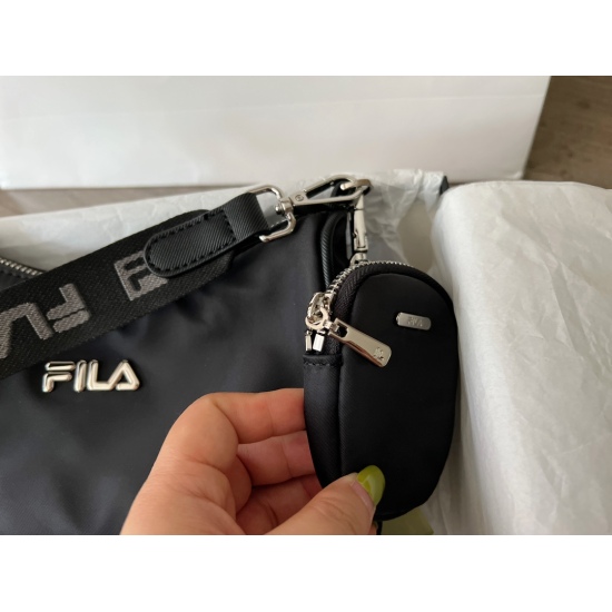 2023.11.06 190 box size: 24 * 13cm FILA three in one underarm bag prada flat replacement! After receiving it, I really found it too easy to carry and invincible to use! ✅ Equipped with one long and two short shoulder straps