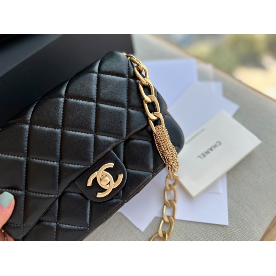 On October 13, 2023, 215 comes with a box size of 21 * 14cm. Xiaoxiangjia 23A tassel thick chain/square chubby back is not greasy! Unique and retro tassel hardware is extremely beautiful~full of texture ✔️