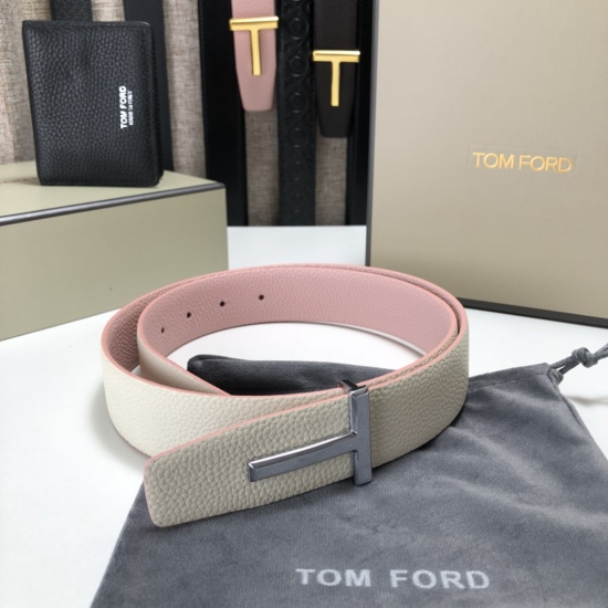 Tom Ford's latest popular online model, double-sided cowhide leather with original box counter, has been launched with a 3.5-wide new model. The original cowhide, paired with steel buckles, is elegant and easy to use. Thank you for reprinting.