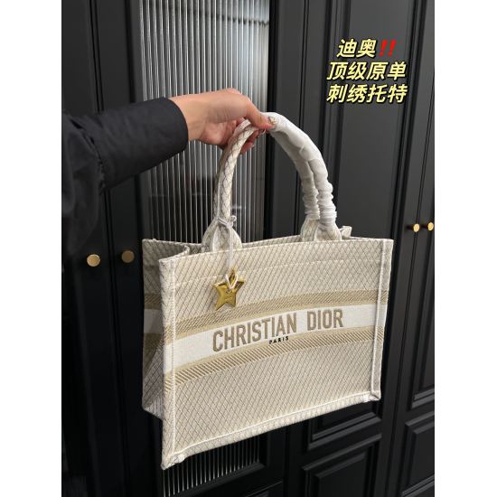2023.10.07 Large P345 Folding Box ⚠ Size 41.34 Medium P340 Folding Box ⚠ Size 36.27 Dior embroidered shopping bag ⚠ Top original super classic series cool and cute extreme beauty fashion versatile upper body lovely and charming girl is you