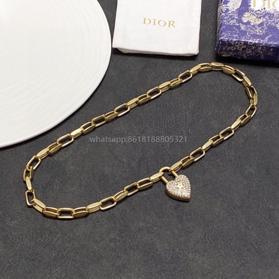On July 23, 2023, Dior Coarse Chain Love Peach Copper Lock Full Diamond Necklace is a genuine synchronized brass material with classic chain and letter logo design. The design is minimalist and grand, simple and clear, elegant and luxurious in temperament
