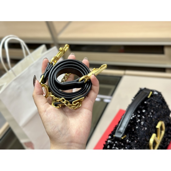 2023.11.10 220 comes with a foldable box size of 22.16cm Valentino New Product! Who can refuse Bling Bling bags, small dresses with various flowers in spring and summer~It's completely fine~