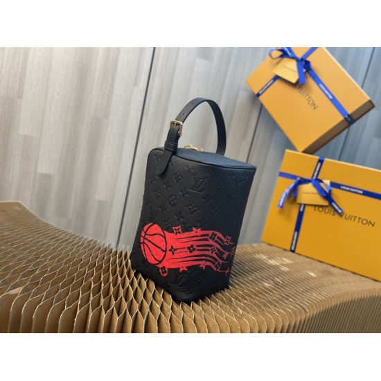 20231125 internal price P600 top-level original order [exclusive background] Model number: M58515, NBA's latest full leather series Cloakroom Dopp Kit handbag is from the LVxNBA SEASON 2 capsule series, showcasing the inspiration of the league championshi