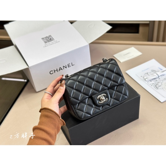 On October 13, 2023, 230 comes with a foldable box and an airplane box size of 17.13cm. Chanel's classic square chubby guy is the best and most worthwhile square chubby guy of the season. He must have a must-have style
