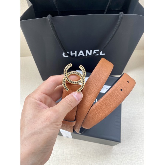 On December 14, 2023, Chanel (Chanel) has a width of 3.0cm and a uniform grain surface. In summer, multiple colors are chosen, including gold and silver metal inlaid with diamond steel buckles. Women's versatile style
