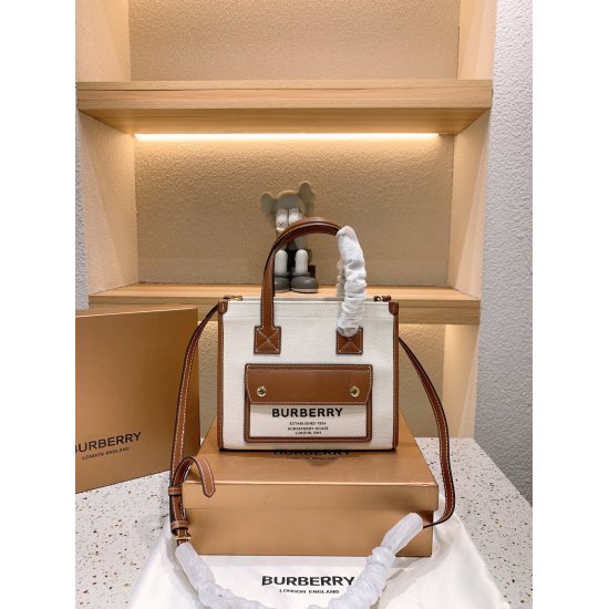 2023.11.17 205 Burberry Tote Bag with Box, Horseferry Plaid Canvas Panel, Calf Leather, Perfect for Autumn and Winter. The upper body is really beautiful, classic and elegant. Daily travel capacity is large. Size: 23.19