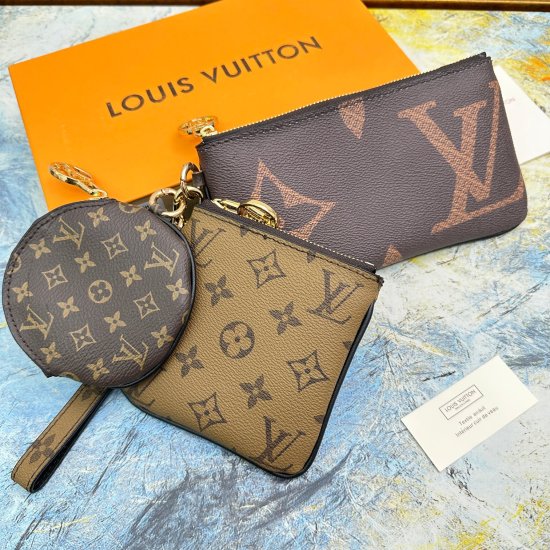 20230908 Louis Vuitton Exclusive Background M68756 Size: 19.5x 11.5x 3.0cm Louis Vuitton Classic Monogram Canvas Varies Style in Three Handbags, Creating a groundbreaking design for this Trio Handbag. The LV Circle zipper provides secure protection and ca