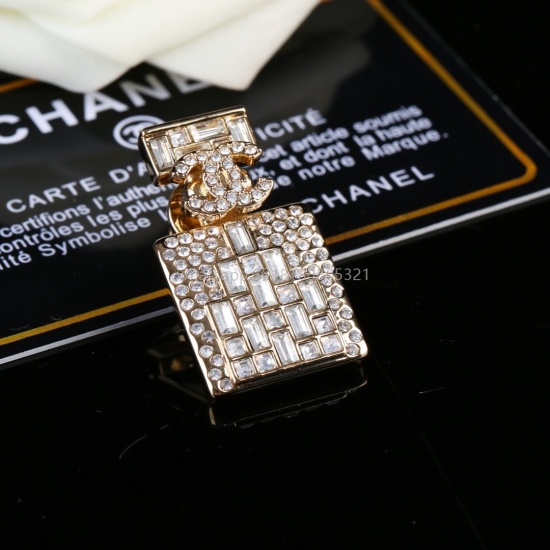 2023.07.23 Chanel autumn and winter series perfume bottle, diamond double C brooch, a super perfect fashion element with special design