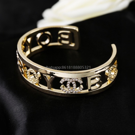 2023.07.23 Xiaoxiang Chanel New Double C Bracelet ✨ Every detail is meticulously crafted, and this design is very beautiful. This is truly super beautiful, super immortal, and exquisite. It's a must-have for little sisters