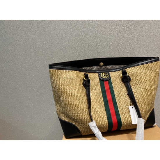 2023.10.03 P190 ⚠️ The size 37.27 Gucci Lafite Grass Tote effect material exudes a delicate and elegant summer atmosphere in the brand's iconic design. This Ophidia series mid size tote bag features camel color scheme paired with the brand's classic strip