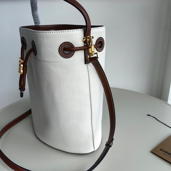 2024.03.09p680 Burberry Bur bucket bag, lightweight and exquisite, cute and has a good capacity. It is a white brown bucket bag, measuring 16x 26 x 26cm
