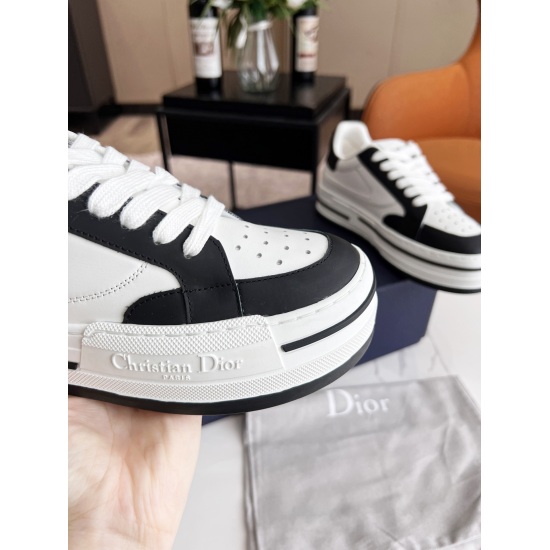 20240414 P: 250 Dior Fall 2022 new thick soled small white shoes for couples will be launched. This Dior Fall sports shoe continues its timeless silhouette and is a classic new item. Crafted with white cowhide leather and embellished with DIOR VIBE interi