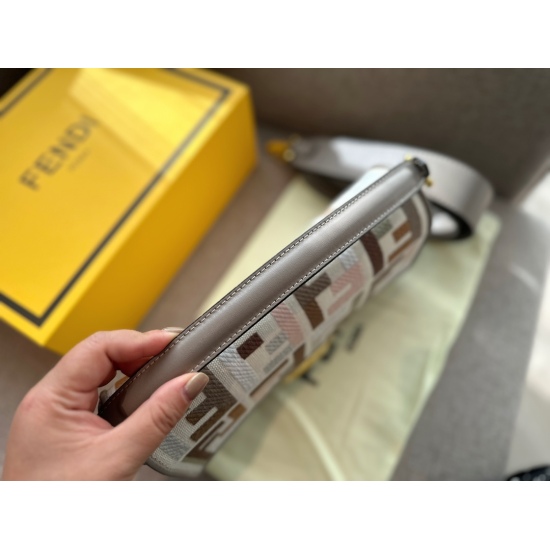 2023.10.26 230 box (new color) size: 26 * 16cm Fendi (F family) Old Flower Method Stick Bag! Can be carried by hand! The wide shoulder strap can also be diagonally crossed, and I believe everyone has seen how popular the old flower is. However, such a cut