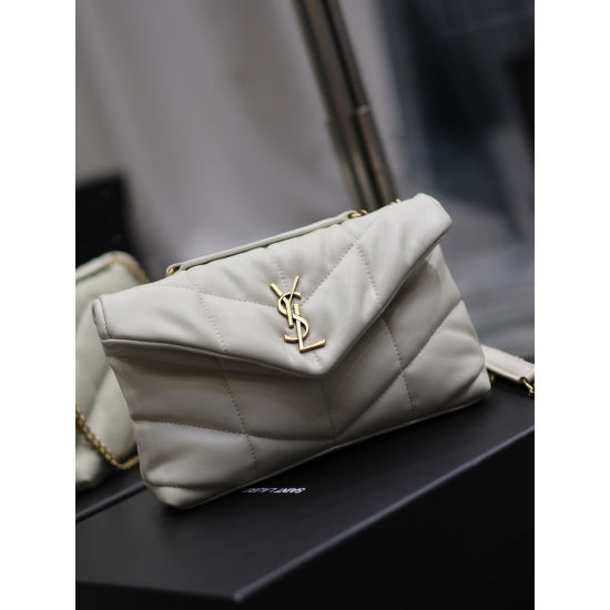 20231128 batch: 650 white gold buckle double chain Loulou Puffer mini_ Mini size double chain bag is here! The whole bag is made of soft Italian sheepskin, paired with Y family diagonal stripe stitching technology. It has a soft texture front flap bag, pa