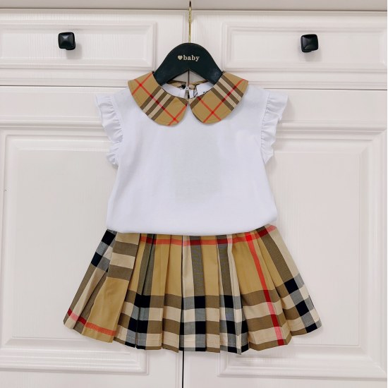2023.07.01, regarding size issues, please consult customer service after payment. B B Children's Set is made of pure cotton and a doll neck top is made ➕ Checkered half skirt classic timeless stock size 100/150