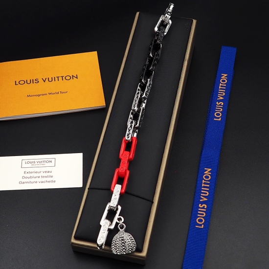 2023.07.11  Lvjia LV x YK Monogram Chain bracelet is from Louis Vuitton x Yayoi Kusama cooperation series. Monogram engraved metal creates a rugged chain link with scattered enamel dots, interpreting the inspirational elements of the brand's second collab