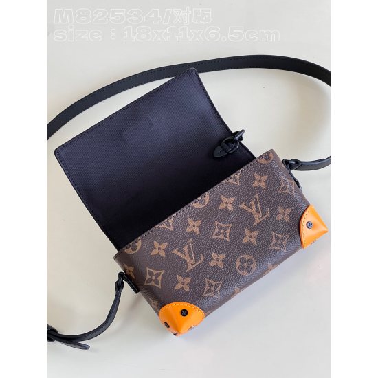 20231126 P870 [Exclusive Real Shot M82534/Matching Version] This Steamer mini handbag is made of Monogram Eclipse canvas and draws chain and needle elements from the Louis Vuitton Steamer hard case. Suitable size to accommodate travel needs, paired with a