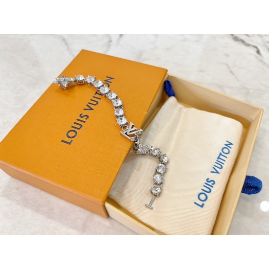 2023.07.11  Latest LV Louis Vuitton Couple Diamond Bracelet Delivery as shown in the picture Packaging Couple Matching Style Too: All copper electroplating material paired with imported zircon inlay Size: 18cm.21cm Two specifications