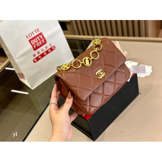 On October 13, 2023, 205 comes with a foldable box size of 20.15cm. Chanel's new gold coin badge is the best and most valuable item to buy this season