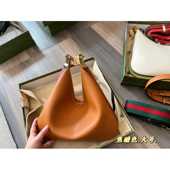 October 3, 2023 ‼️‼ National Day welfare funds ‼️‼ 179 comes with a full set of packaging size: 34 * 20cm (large) GG Ox Horn Bag Attach Lucky Ox Horn Bag Genuine Edition! The details are perfect! allocation ✅ Two types of shoulder straps ✅ Crossbody, hand