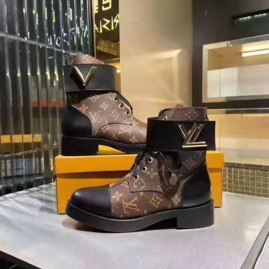 2023.11.19 ¥ 240LOUIS VUITTON] Counter flagship! The Paris Fashion Week runway series is a hit, crafted in a pure 1:1 ratio ⏱ The logo that can rotate 360 degrees is captivating with every feature, and celebrities love it even more. Having it makes you fe