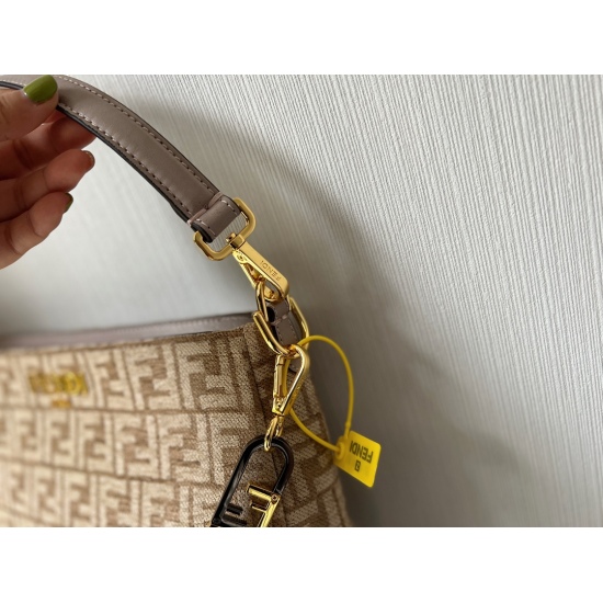 2023.10.26 235 box size: 33 * 23cm Fendi o 'clock Underarm bag is really beautiful! The metal and tortoiseshell buckle chain is so beautiful that it violates the rules!!!