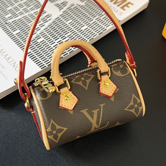 2023.07.11  New Product ❗ LV Handheld Pillow Bag 6 Colors in stock ☀ Louis Vuitton LV Mini Handheld Pillow Bag Pendant SPEEDY MONOGRAM Bag Decoration M00544 ☀ This Seed Monogram bag features a redesigned and famous Seed handbag in exquisite size, making i