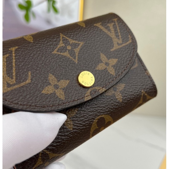 20230908 Louis Vuitton] Top of the line original exclusive background M41939 gold buckle pink size: 11 x 8 x 2.5cm This Rosalie zero wallet features Monogram canvas and bright grain leather lining, hidden in a pocket configuration for ample space, featuri